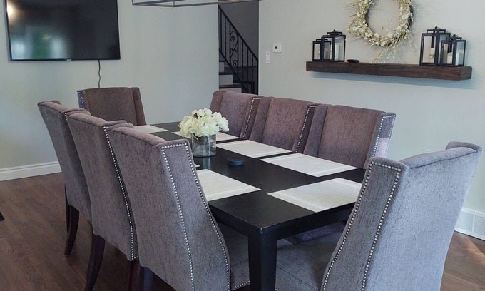 Wheaton House | Entire House! Sleeps 6-Cozy, Clean & Well-Stocked