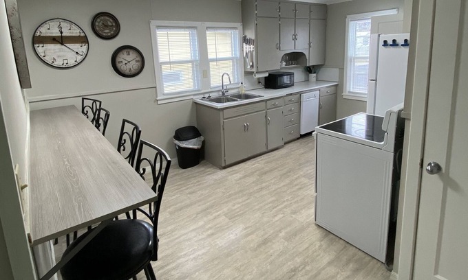 Aberdeen House | Entire House within walking distance to NSU! 150’ from campus. 3 bedrooms