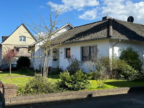 Emmerich House | Entspannung am Niederrhein - großes helles Haus mit Kamin