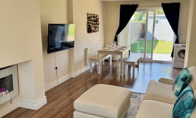London Borough of Hounslow House | Enyo House, Brentford London - Spacious and Modern Family Home, 3Br 2Ba