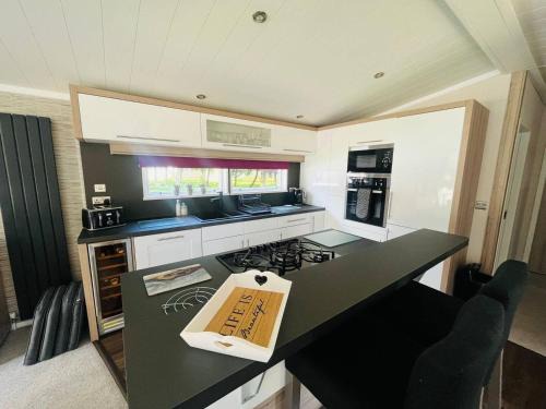 Allerthorpe House | Enzo's Lodge with Hot Tub