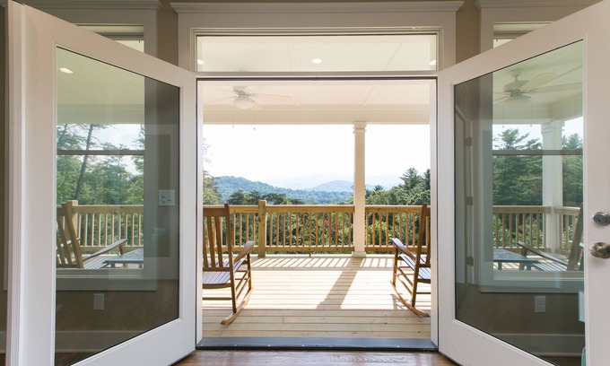 Asheville House | Epic Long Range Mountain Views! Close to Asheville, & Fire Pit! 4BR/3BA