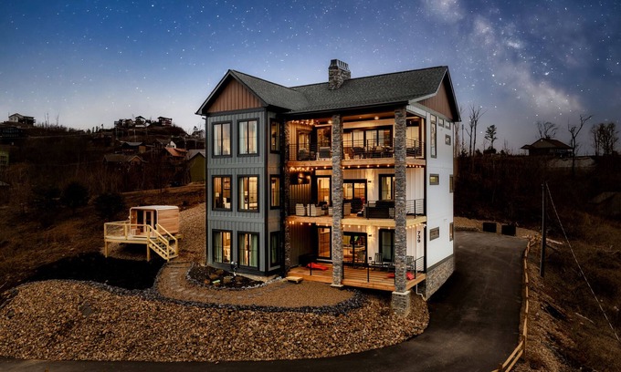 Chalet Village North Cabin | Epic Mtn views sauna firepit hot tub pizza oven 4 King BR + Bunk gourmet kitchen