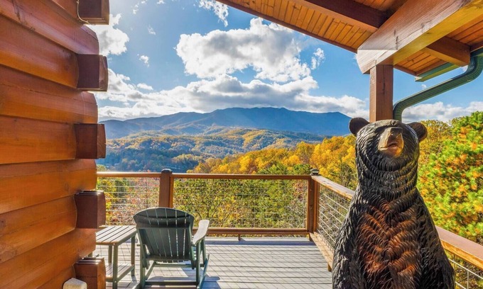 Gatlinburg - Pigeon Forge Cabin | Epic Views + Game Room + Hot Tub | Bear’s Lookout