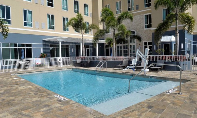 St. Petersburg Condo | Equipped Downtown Suite | Pool + Gym Access