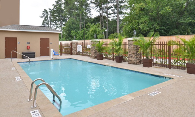 Tomball Condo | Equipped Suite Near Houston | Shared Outdoor Pool