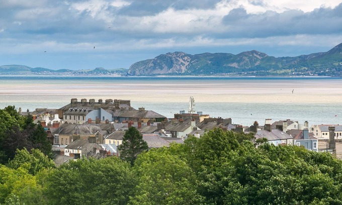 Beaumaris Cottage | Eryri - a cottage that sleeps 8 guests in 4 bedrooms