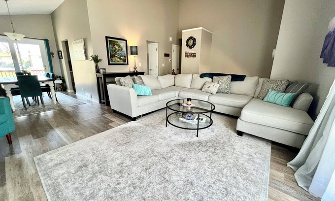 North Central Omaha House | Escape Into the Tranquility of Unwinding