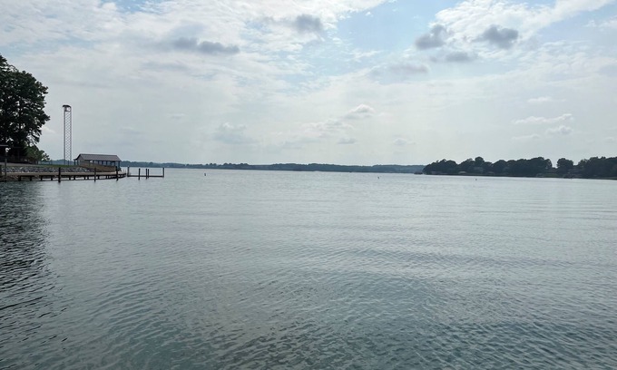 Moneta House | Escape Paradise! Gentle slope to the water, firepit, water skis, paddleboards
