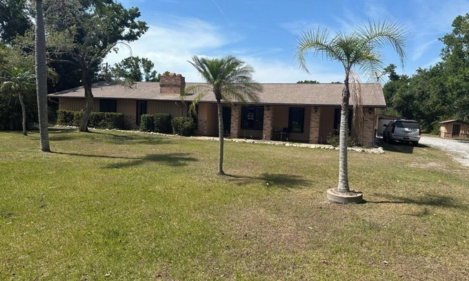 Englewood House | Escape to a Secluded 3-Bedroom Ranch Home with Pool, Billiards & Nearby Beaches