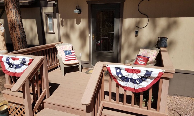 Pine Cabin | Escape to Cool Twin Pines!