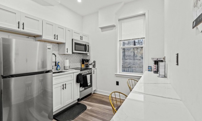 Glenwood Apartment | Escape to Luxury: Your Perfect Short Stay Haven Awaits!