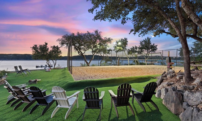 Hudson Bend House | Escape to Reames Dream BnB: Lakefront bliss with sand volleyball awaits!