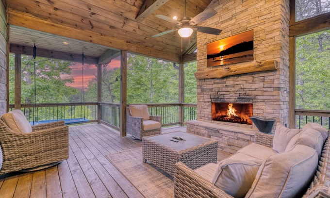 Mineral Bluff Cabin | Escape to Serenity! Custom Crafted Cabin! Hot Tub!