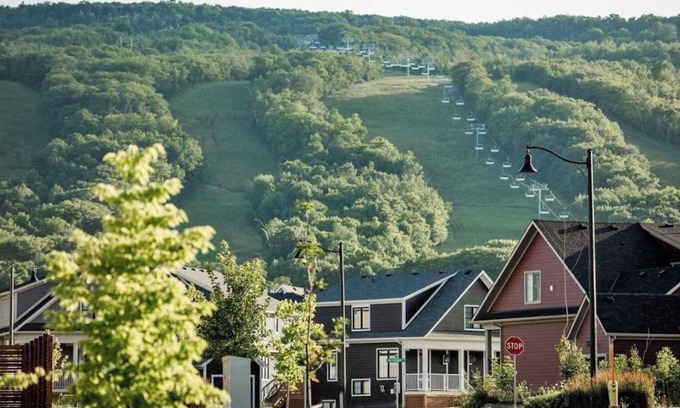The Blue Mountains House | Escape to the Blue Mountains steps away from beaches, golf, biking, and more!