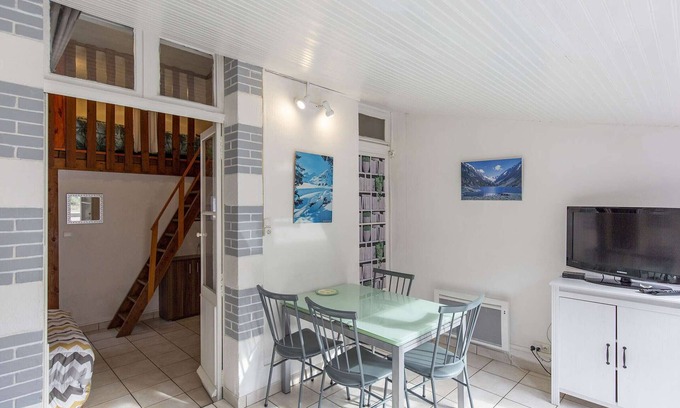 Cauterets Apartment | Escape to the Pyrenees: Cozy Apartment with Balcony, Parking & Pet-Friendly