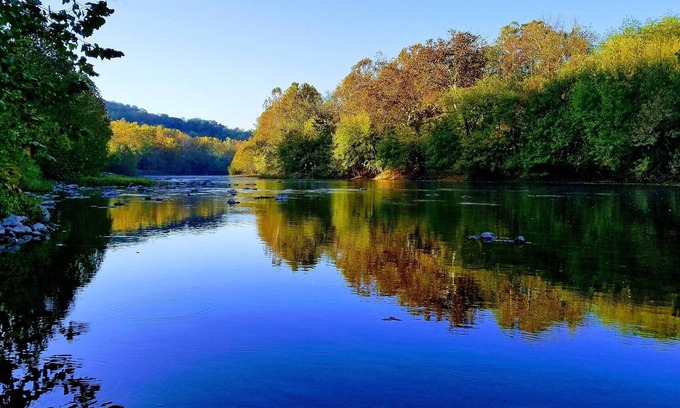 Shenandoah Cottage | Escape to your cozy 2-bed 2-bath river front cottage near Shenandoah Natl Park
