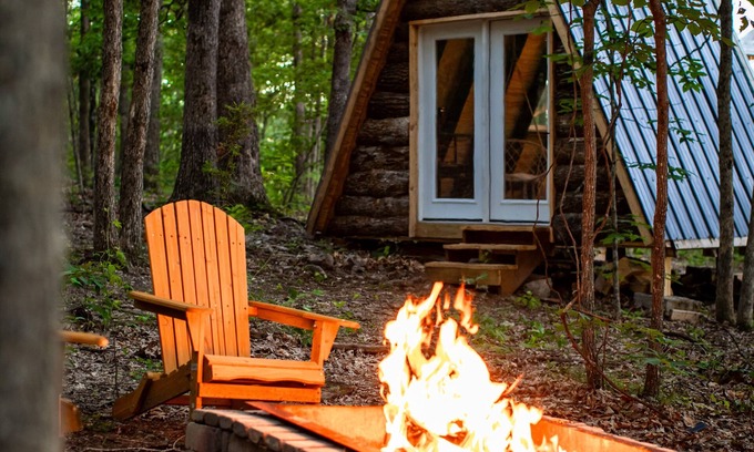Lincoln Cabin | Escape to your cozy primitive off grid cabin in the n Lake of the Ozarks area
