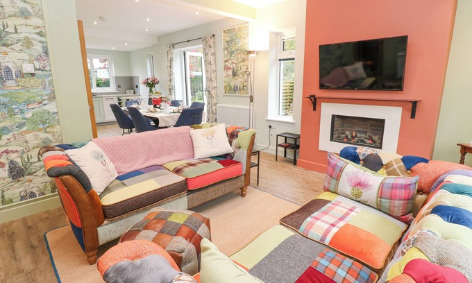 Langholm Cottage | ESK BRAE, family friendly, with a garden in Langholm