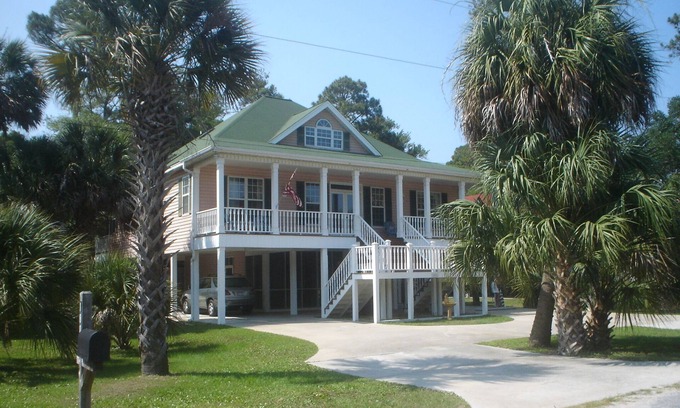 Edisto Island House | Est 1995: A meticulously kept/modernly appointed/classically designed beachhouse