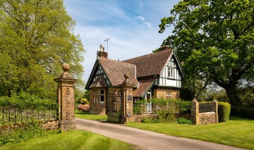 Sidmouth House | Estate Lodge Sleeps 5 on The Jurassic Coast Devon