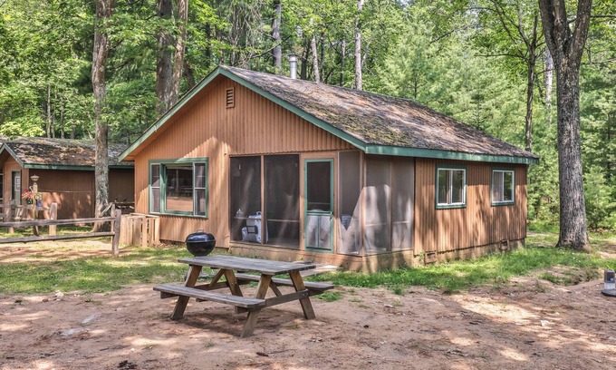 St Germain Cottage | Estrold's Resort- Driftwood Cabin
