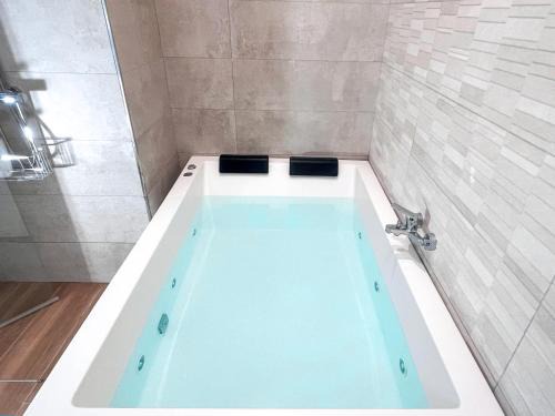 Triana Apartment | Estudio Jacuzzi con Encanto en Triana