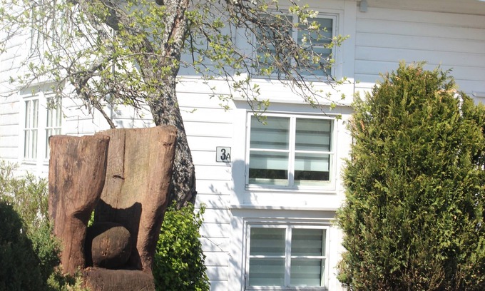 Lund House | Et Koselig og Sentralt Townhouse med en Idyllisk Lille Hage for 2-5 Pers