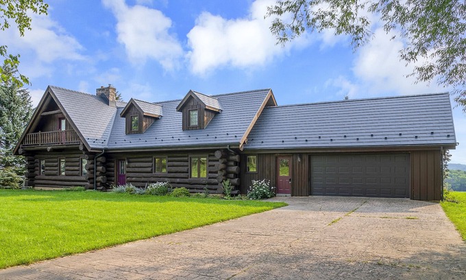 Grey Highlands Ski Chalet | Etherington Cottage · 5 Acre-Scotch Mtn, Beautiful 5 Bedroom Log Cottage
