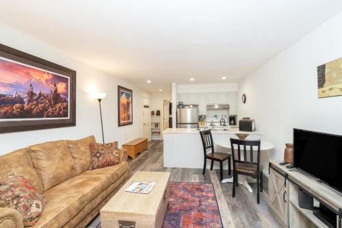 Telluride House | Etta Place 5 by AvantStay Ski In Ski Out Unit w Views of the Valley