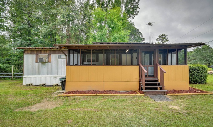 Eufaula Cabin | Eufaula Retreat: Community Pool & Screened Porch!