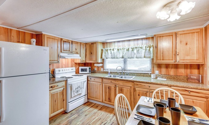 Eufaula Cottage | Eufaula Retreat: Community Pool & Screened Porch!
