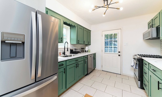 Greater Heights House | EV charger & desk+monitor! 2-1 in the Heights. FULLY fenced in. 5 min to d-town