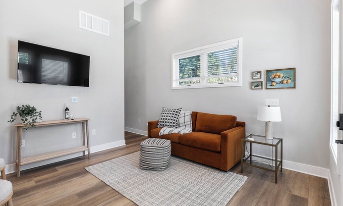 North Chesterfield Apartment | Evelyn 101 - Dramatic 16ft ceilings in this spacious 1 BR in serene Forest Hill