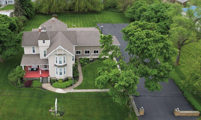 Marblehead Bed & Breakfast | Event Rental 10BR/10BA Sleeps 29 B&B Near The Lake