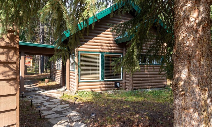 Island Park Cabin | Evergreen Escape ⁓Fishing ⁓ Boating ⁓ Yellowstone ⁓ Atving & snowmobiling trails