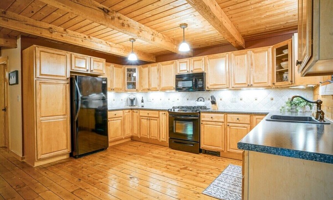 Mount Holly Cabin | Evergreen Hideaway: Okemo central cabin + hot tub