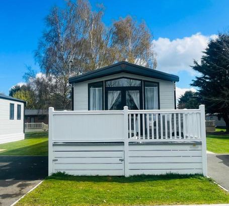 Allerthorpe Ski Chalet | Evergreen Lodge with Hot Tub