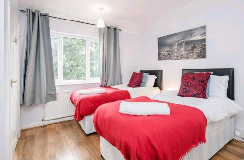 River House | Everything You Need I Super Comfy I Sleeps 7 I WiFi I Parking I 4BDR
