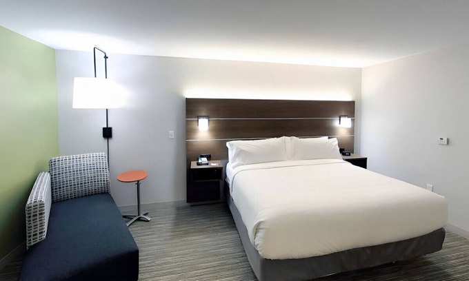 Livonia House | Exceptional Comfort in an Elegant Room! Free WiFi!