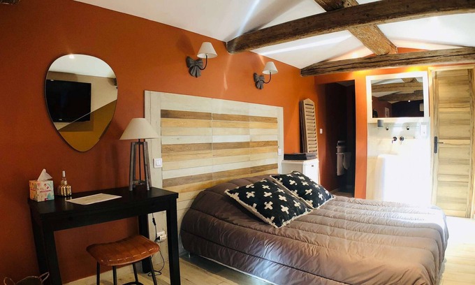 Beaucaire House | Exceptional Retreat: 2 Suites, Fully-Equipped Kitchen, Central Location