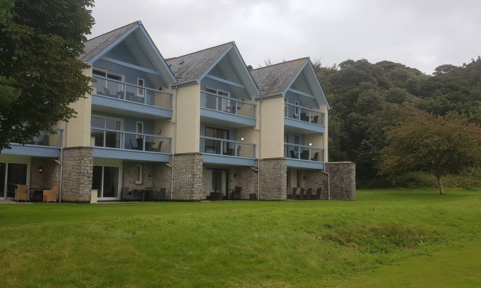Praze-An-Beeble Apartment | Exceptional Sleep 6 Country Estate Holiday. Free leisure facilities on-site