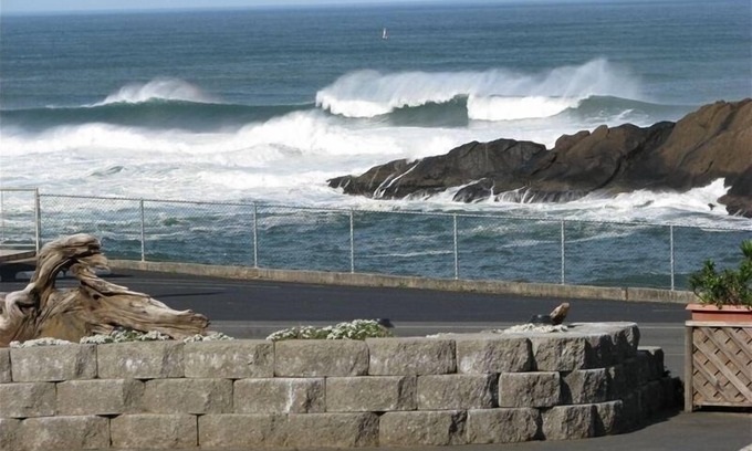 Depoe Bay Apartment | Exciting View,especially during the WinterStorms. WiFi, CoveredPatio, CityCenter