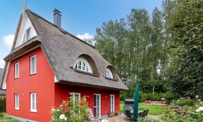 Glowe House | Excl. Thatched-roof house with feel-good character in idyllic location, 8 pers.