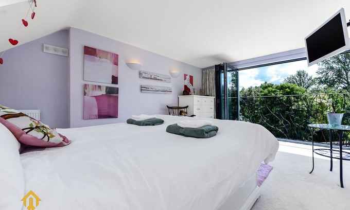 Hobbayne Apartment | Exclusive 3 bedroom House in the Heart of Hanwell!
