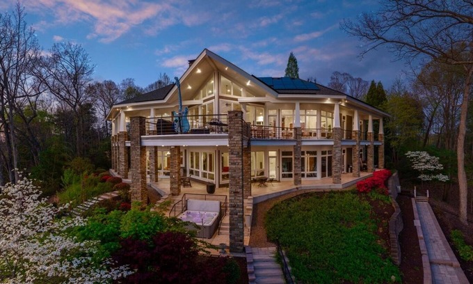 Barium Springs Ski Chalet | Exclusive Grand Lakefront Escape on Island