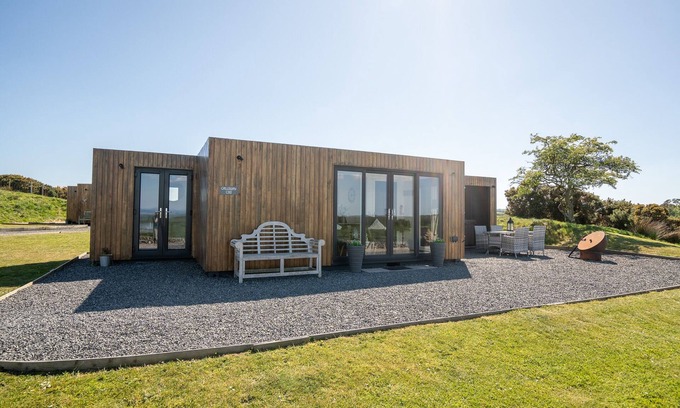 Newton Stewart Apartment | Exclusive Luxury Cabin with Hot Tub & Hill Views