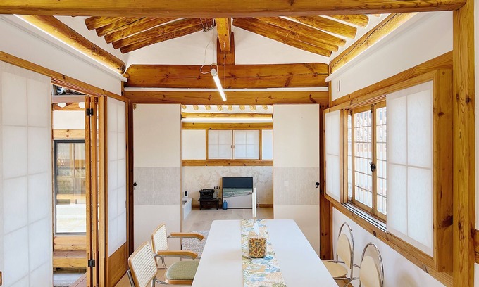 Jongno House | Exclusive Modern Hanok with Foot Spa & Grand View @Bukchon