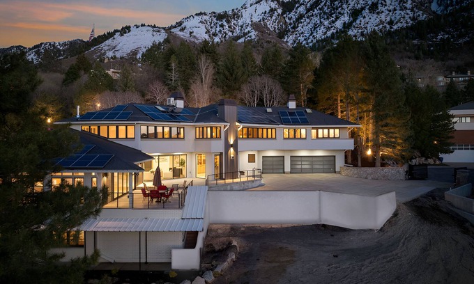 Olympus Cove Villa | Exclusive Resort Escape: Heated Pool, Spa & Pickleball by RedAwning