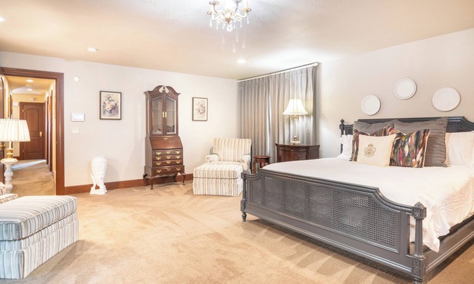 Broadmoor House | Exclusive Stay Near The Iconic Broadmoor Resort